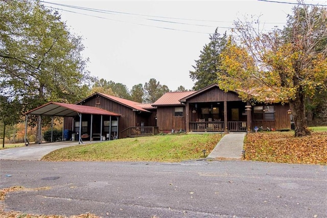 view of front facade featuring a front yard, a porch, and a carport