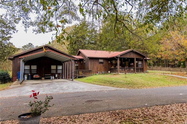 view of front of home with a carport and a front lawn