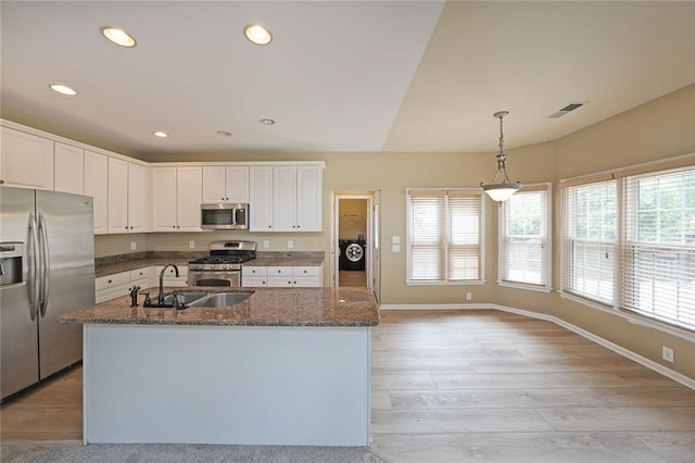 2747 Harper Woods Dr, Marietta, GA 30062 - kitchen featuring appliances with stainless steel finishes, a sink, healthy amount of natural light, baseboards, and recessed lighting