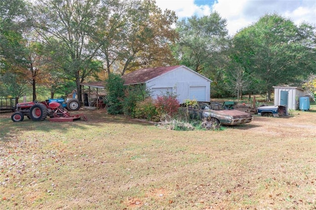 view of yard with a storage unit