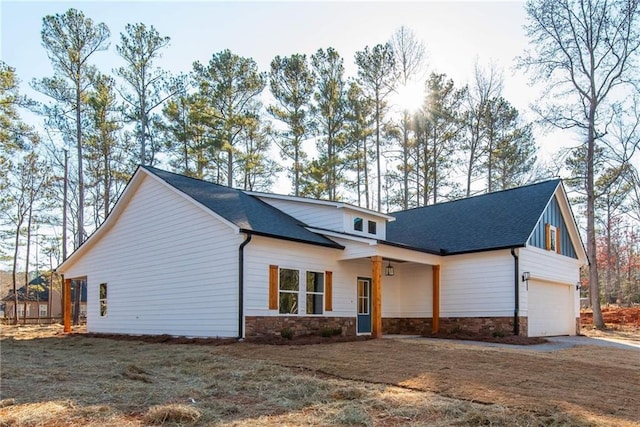 view of front of house featuring a garage and a front yard