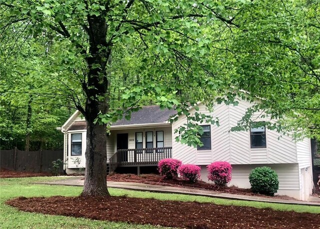 view of front of home with covered porch and fence
