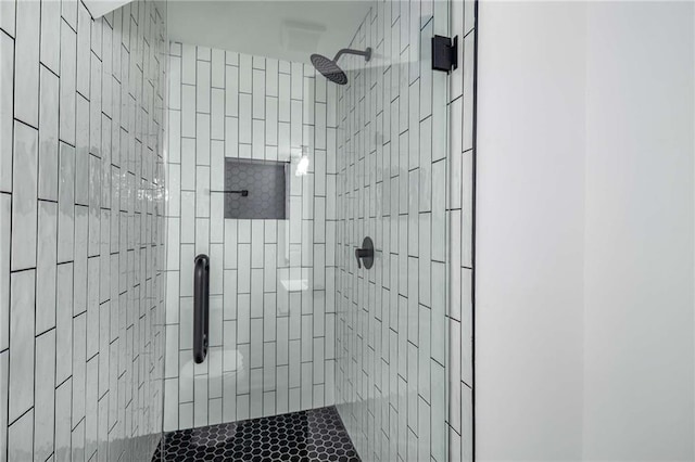 full bathroom featuring tiled shower