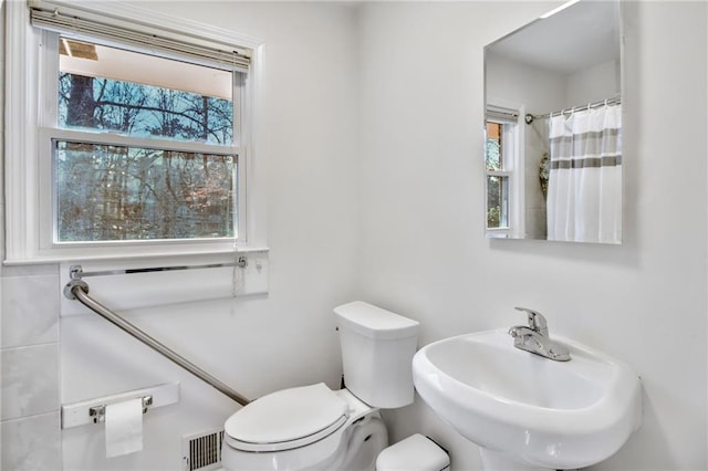 bathroom featuring toilet and sink