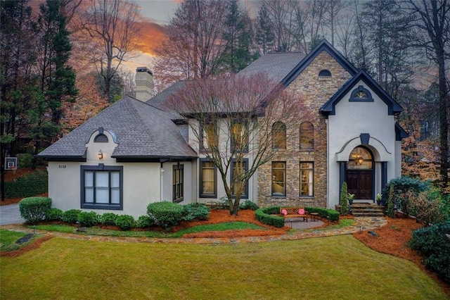 view of front facade with a yard