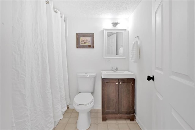 full bath with a textured ceiling, curtained shower, toilet, vanity, and baseboards