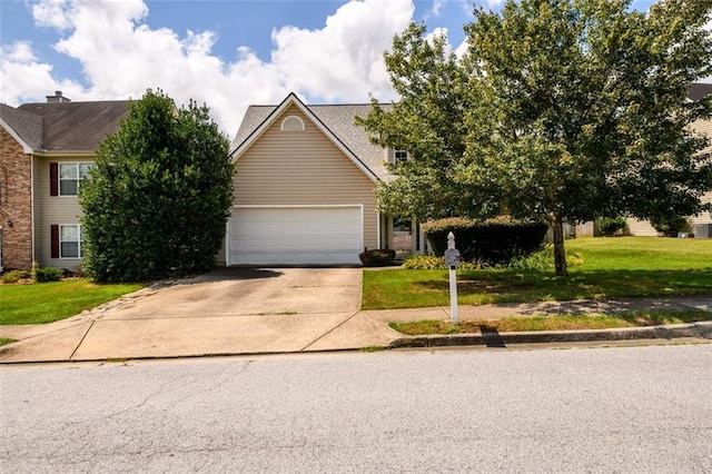 view of front of property featuring driveway and a front lawn