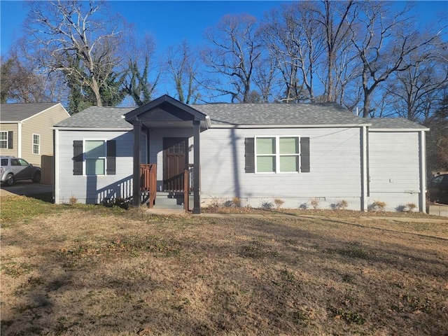 view of front of house featuring a front lawn