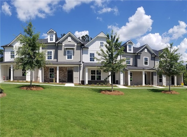 view of front facade featuring a front lawn