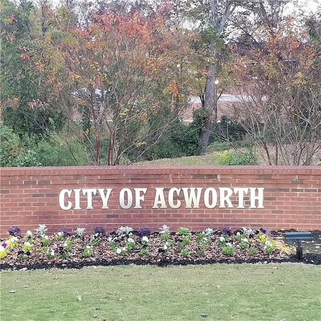 community sign featuring a yard