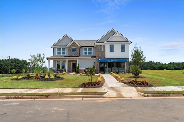 craftsman-style house featuring a front lawn