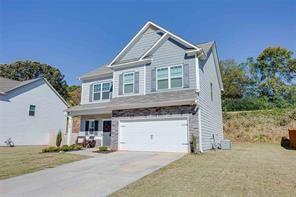 view of front facade featuring a front yard and a garage