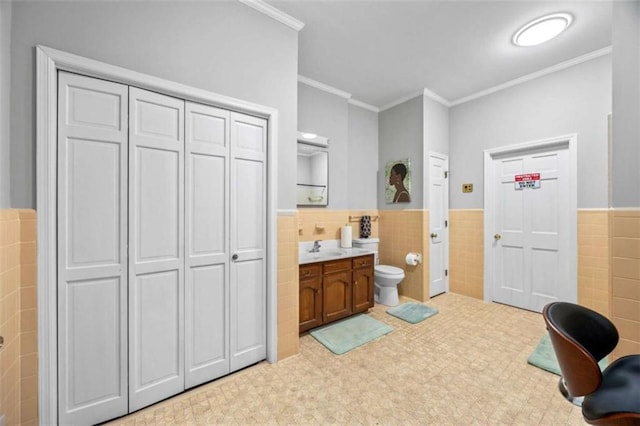 200 Mcguirts Bridge Rd, Covington, GA 30014 - full bathroom featuring tile walls, a closet, vanity, toilet, and crown molding