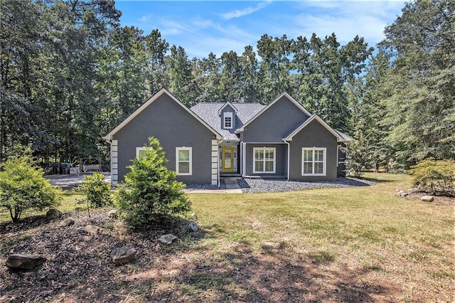 view of front of property featuring a front lawn