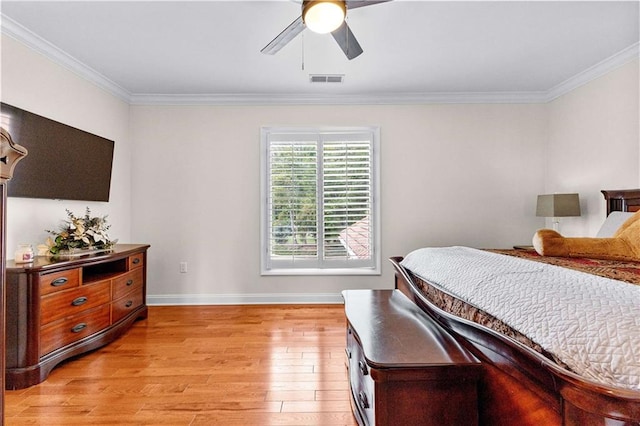 bedroom featuring light hardwood / wood-style floors, ornamental molding, and ceiling fan