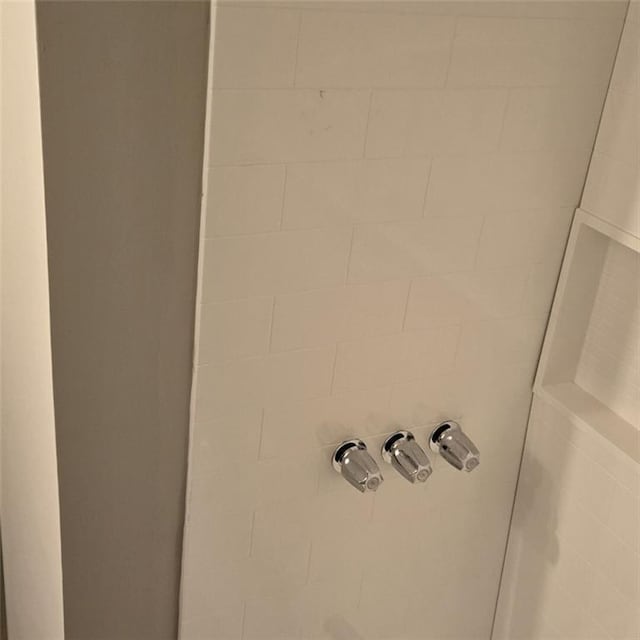 6354 Shannon Pkwy Unit 20D, Union City, GA 30291 - interior details featuring tiled shower