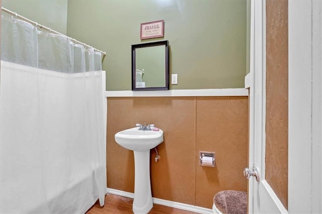 226 Noyes St, Cedartown, GA 30125 - bathroom featuring a shower with curtain and wood finished floors