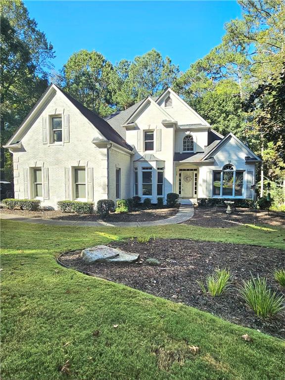 view of front facade featuring a front lawn