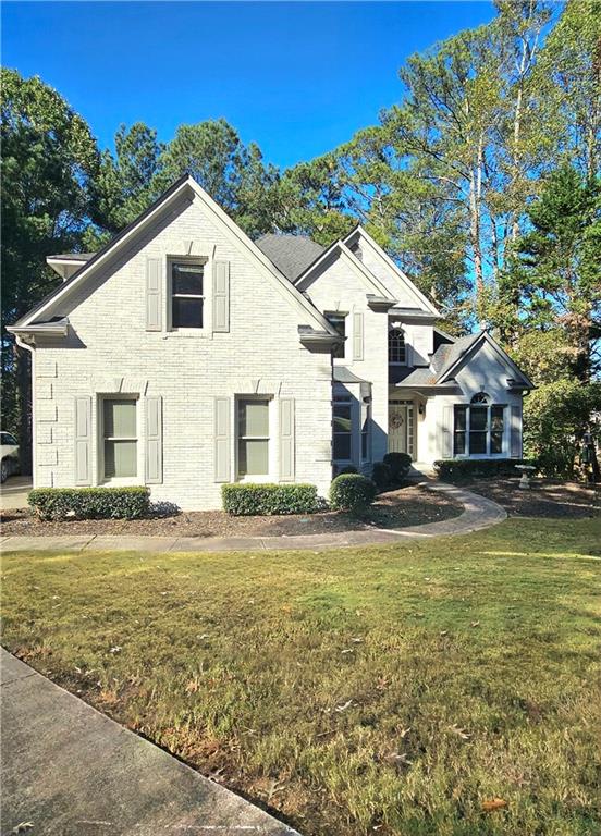 front facade featuring a front yard