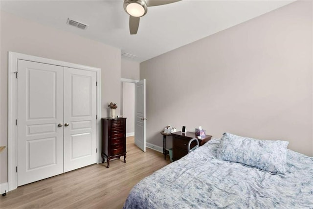 bedroom featuring hardwood / wood-style floors, ceiling fan, and a closet