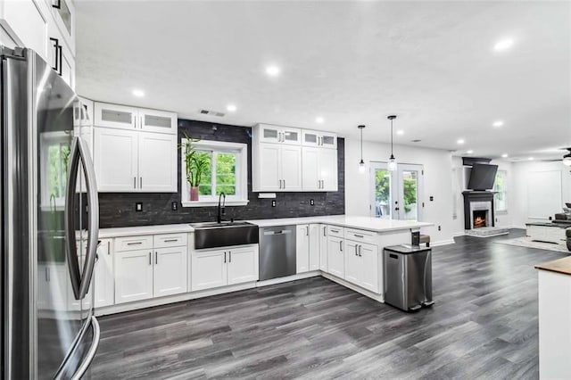 870 Underhill Ct, Sugar Hill, GA 30518 - kitchen featuring stainless steel appliances, a peninsula, a sink, open floor plan, and recessed lighting