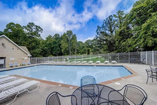 870 Underhill Ct, Sugar Hill, GA 30518 - community pool with a patio area
