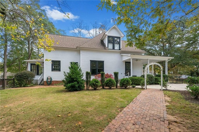 view of front of house featuring a front yard