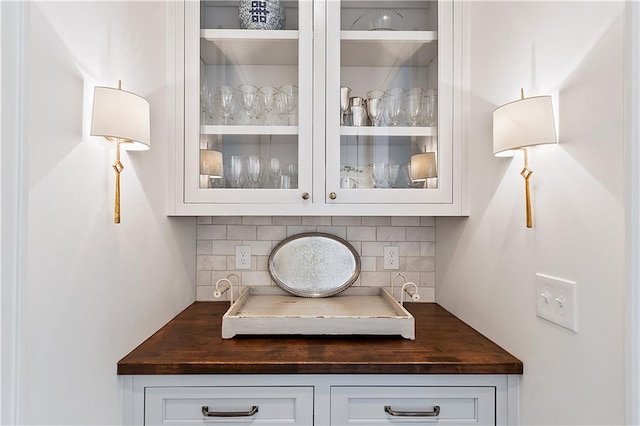 bar featuring decorative backsplash