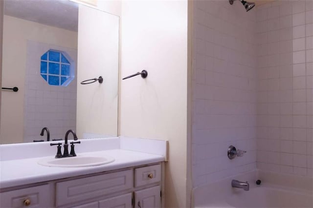 bathroom with vanity and tiled shower / bath