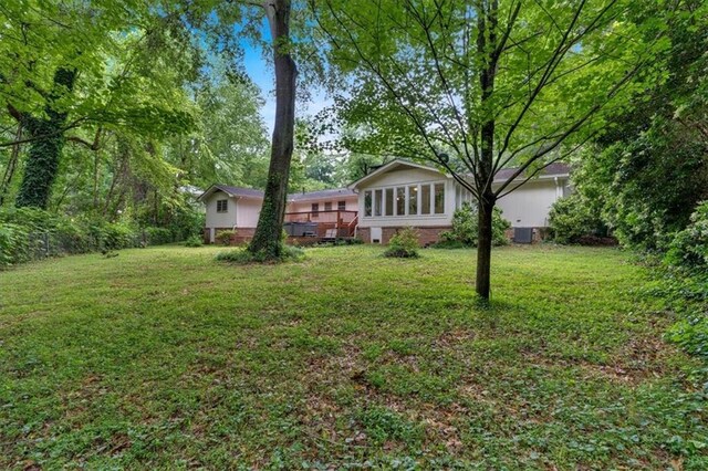view of green lawn