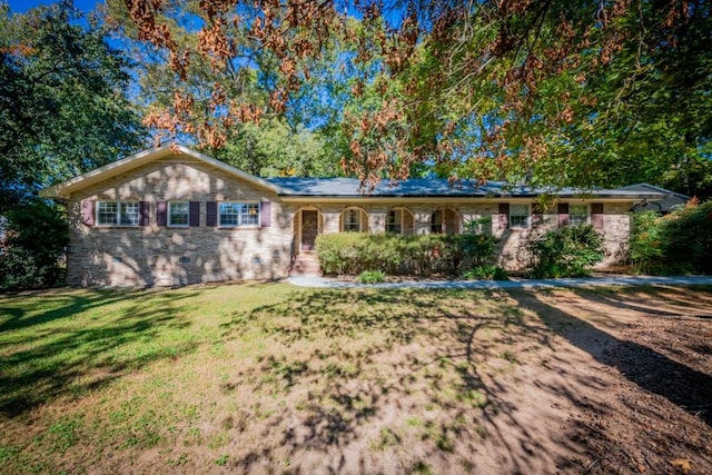 single story home with a front lawn