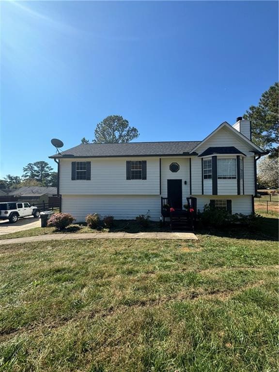 view of front of house with a front lawn