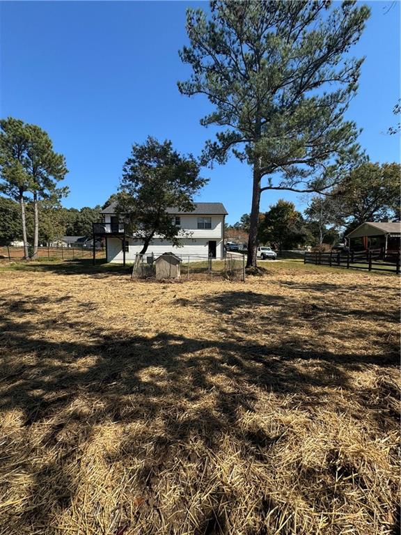 view of yard featuring a rural view