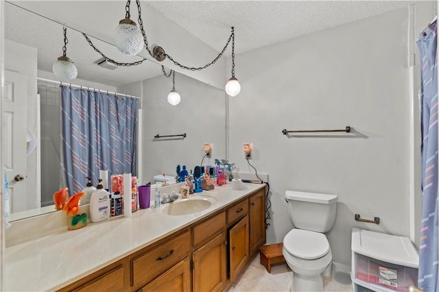 bathroom featuring a shower with curtain, vanity, toilet, and a textured ceiling