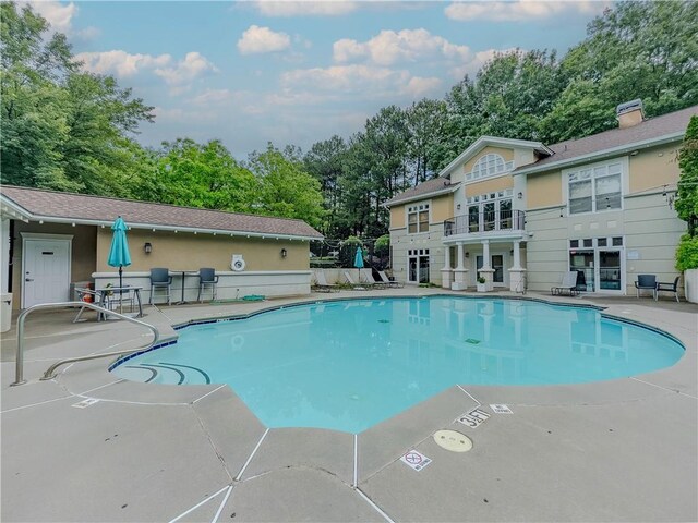 2700 Pine Tree Rd NE Unit 1013, Atlanta, GA 30324 - community pool with a patio area and view of wooded area