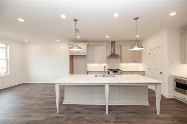 816 Dodd Trl S Unit 172, Buford, GA 30518 - kitchen with wall chimney range hood, crown molding, a sink, backsplash, and a breakfast bar area