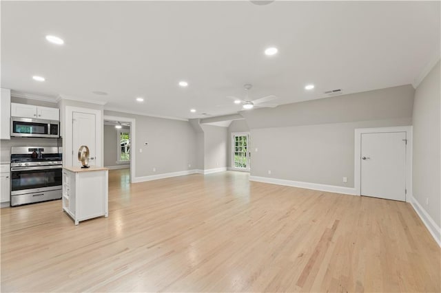 kitchen with ceiling fan, stainless steel appliances, a kitchen island with sink, light wood-type flooring, and white cabinets