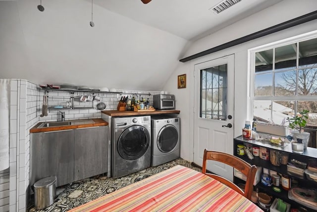 laundry area featuring sink, independent washer and dryer, and ceiling fan