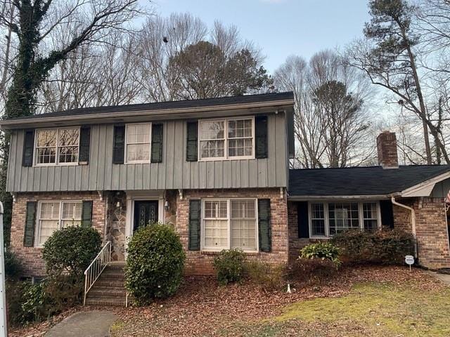 view of front of home featuring a front lawn