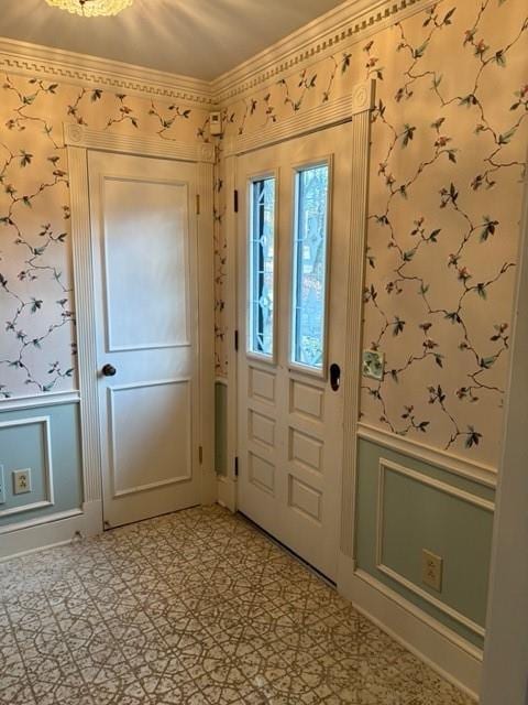 entryway featuring ornamental molding