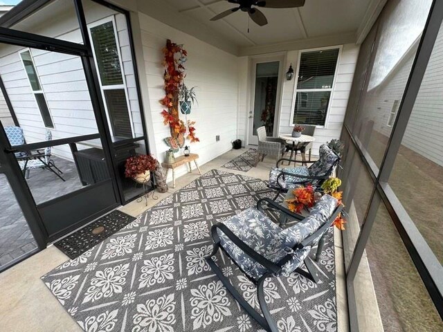 sunroom with ceiling fan