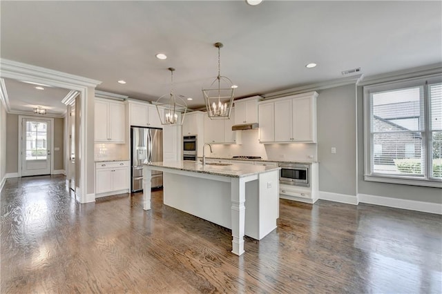 3910 Cameron Ct, Cumming, GA 30040 - kitchen featuring stainless steel appliances, ornamental molding, baseboards, a chandelier, and a sink