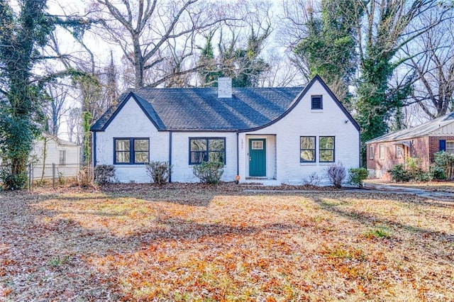 view of front of home featuring a front lawn