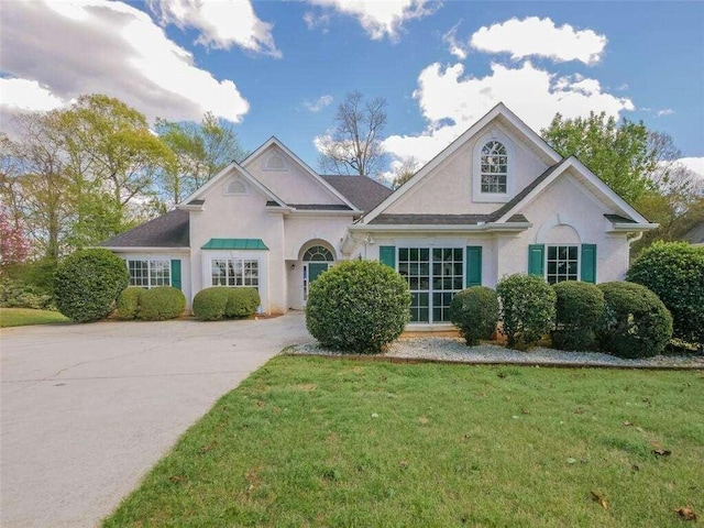 view of front of house with a front lawn