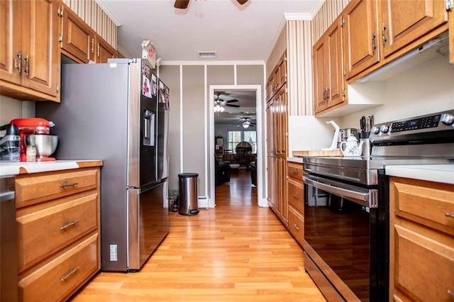 kitchen featuring crown molding, ceiling fan, stainless steel appliances, and light hardwood / wood-style flooring