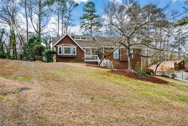 view of front facade featuring covered porch and a front lawn