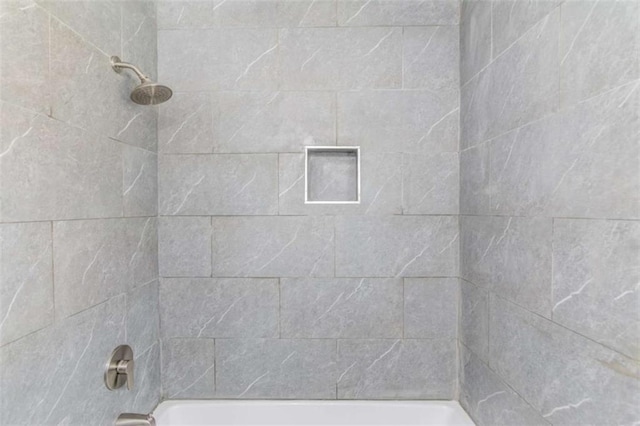 bathroom featuring tiled shower / bath combo