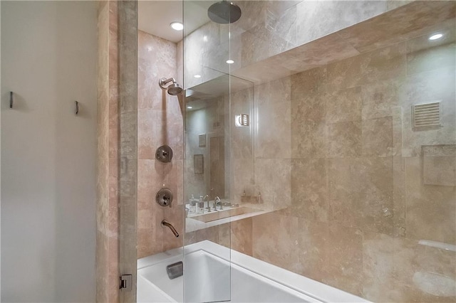 bathroom with tiled shower / bath