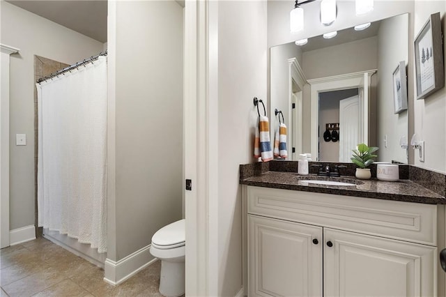 full bathroom featuring baseboards, a shower with shower curtain, toilet, and vanity