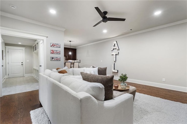 living area featuring crown molding, visible vents, recessed lighting, wood finished floors, and a ceiling fan